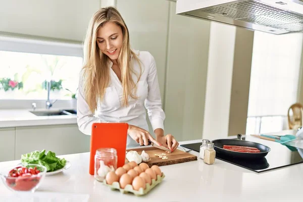 Young Blonde Woman Using Touchpad Cooking Kitchen — Stock Photo, Image