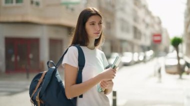Sokakta kendinden emin gülümseyen İspanyol kız öğrenci.