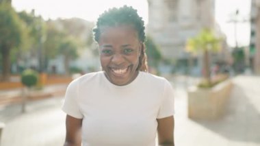 Sokakta kendine güvenen Afrikalı Amerikalı kadın gülümsüyor