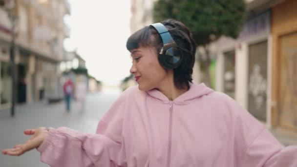 Ung Latinamerikansk Kvinna Ler Självsäker Lyssnar Musik Och Dansar Gatan — Stockvideo