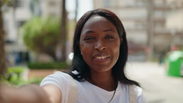 Genç Afro Amerikan Kadın Gülümsüyor Park Video Araması Yaptığından Emin — Stok video