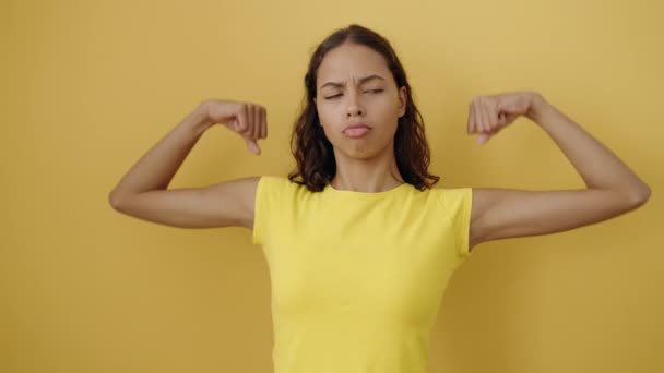 Молодая Африканская Американка Улыбается Уверенно Делая Сильный Жест Руками Изолированном — стоковое видео