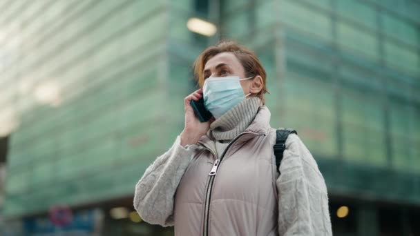 Middle Age Woman Wearing Medical Mask Talking Smartphone Street — 图库视频影像