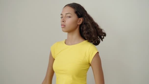 Jeune Femme Afro Américaine Souriante Confiante Debout Avec Les Bras — Video