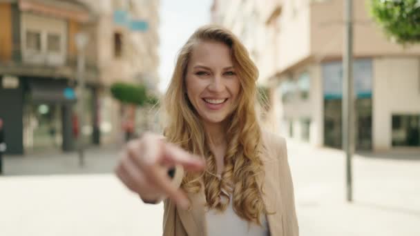 Молодая Блондинка Улыбается Уверенно Делая Приходящий Жест Пальцем Улицу — стоковое видео