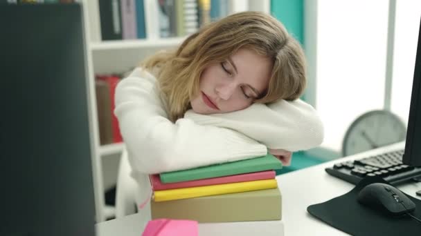 Jovem Loira Estudante Inclinado Livros Dormindo Universidade Biblioteca — Vídeo de Stock