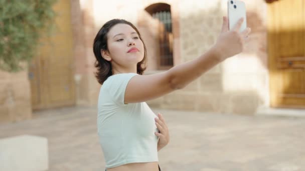 Młoda Latynoska Uśmiecha Się Pewnie Robiąc Selfie Ulicy — Wideo stockowe
