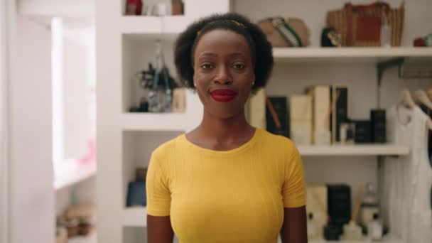 アフリカ系アメリカ人女性ショップアシスタント笑顔自信を持って握手で衣料品店 — ストック動画