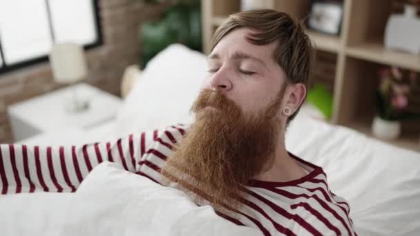 Молодой Человек Бородой Спальне — стоковое видео
