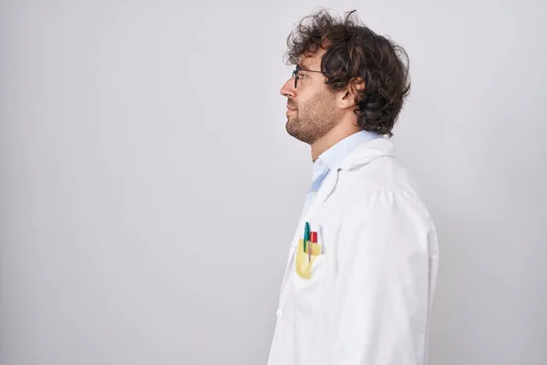 Hispanic Young Man Wearing Doctor Uniform Looking Side Relax Profile — ストック写真
