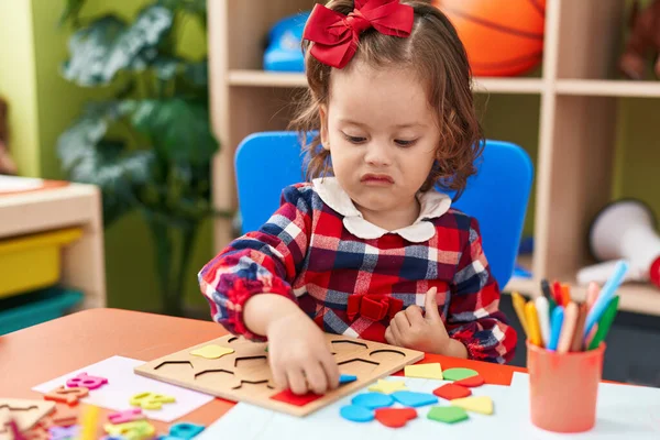 Bedårande Blont Barn Leker Med Matematik Pusselspel Sitter Golvet Dagis — Stockfoto