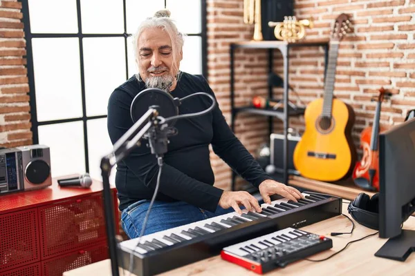 Músico Hombre Pelo Gris Mediana Edad Cantando Canción Tocando Piano —  Fotos de Stock