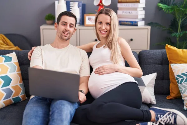 Man Vrouw Paar Met Behulp Van Laptop Verwacht Baby Thuis — Stockfoto