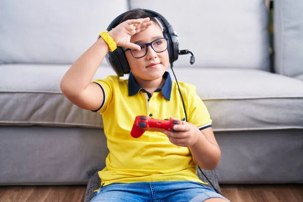 Joven Niño Hispano Jugando Videojuego Sosteniendo Controlador Usando Auriculares Muy —  Fotos de Stock