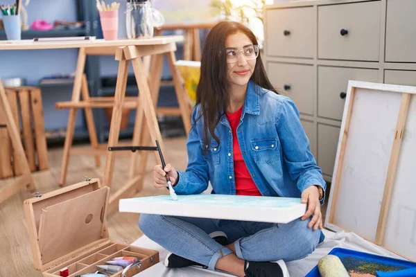 Gadis Muda Hispanik Tersenyum Yakin Menggambar Studio Seni — Stok Foto
