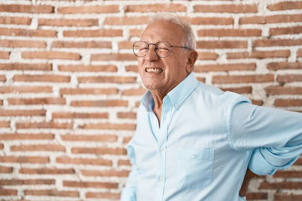 Senior Man Med Grått Hår Stående Över Tegel Vägg Lider — Stockfoto