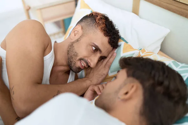 Spanyol Erkek Yatak Odasında Kendinden Emin Bir Şekilde Yatıyor — Stok fotoğraf