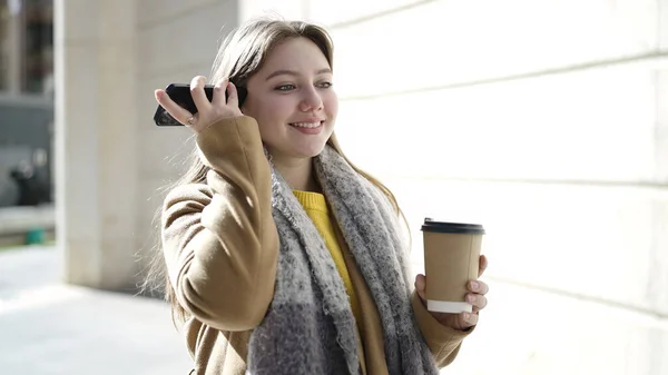 Akıllı Telefonun Yanındaki Sesli Mesajı Dinleyen Genç Sarışın Kadın Sokakta — Stok fotoğraf