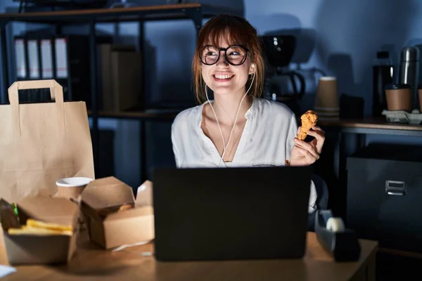 Young Beautiful Woman Working Using Computer Laptop Eating Delivery Food — Foto de Stock
