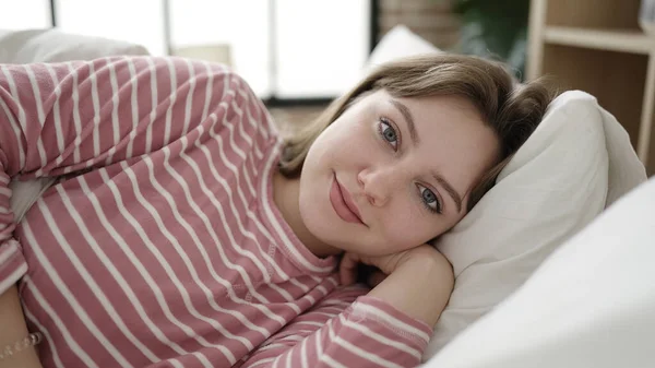 Joven Mujer Rubia Sonriendo Confiada Acostada Cama Dormitorio —  Fotos de Stock