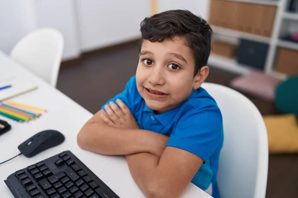 Entzückender Hispanischer Junge Mit Computer Tisch Sitzend Mit Verschränkten Armen — Stockfoto