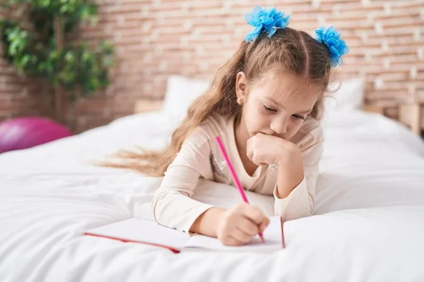 Adorável Menina Caucasiana Escrevendo Caderno Deitado Cama Quarto — Fotografia de Stock