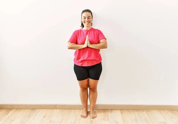 Jeune Belle Femme Hispanique Souriant Yoga Entraînement Confiant Centre Sportif — Photo