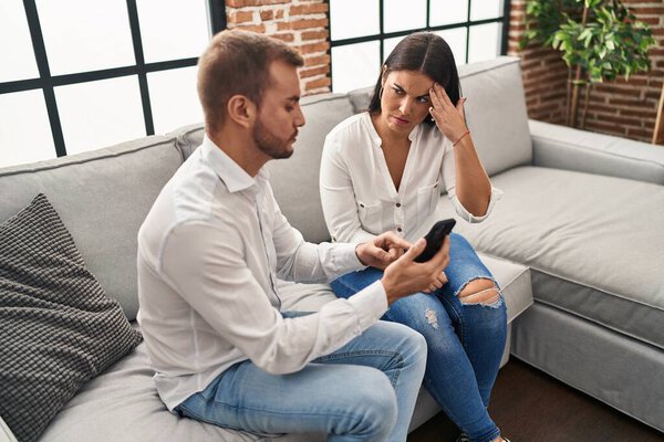 Мужчина и женщина спорят о конфликте смартфонов дома
