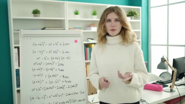 若いですブロンド女性教師説明数学演習で大学教室 — ストック動画