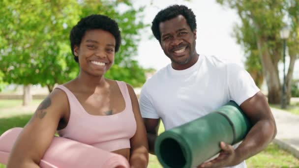 Afrikansk Amerikan Man Och Kvinna Par Står Tillsammans Kyssas Parken — Stockvideo