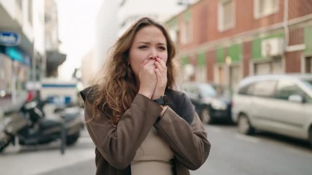 年轻的惊慌失措的女人在街上打呵欠累了 — 图库视频影像