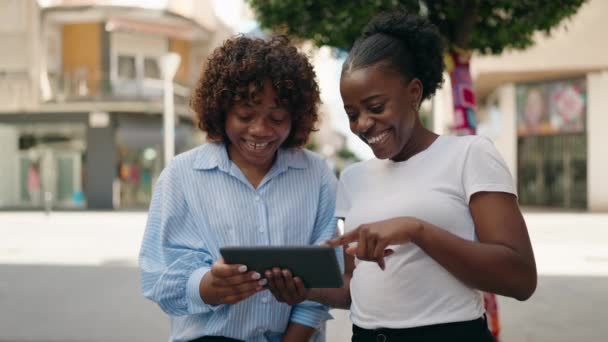 Mujeres Afroamericanas Madre Hija Viendo Video Touchpad Calle — Vídeo de stock