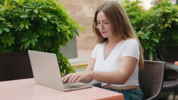 Genç Sarışın Kadın Kahve Terasındaki Masada Dizüstü Bilgisayar Kullanıyor — Stok video