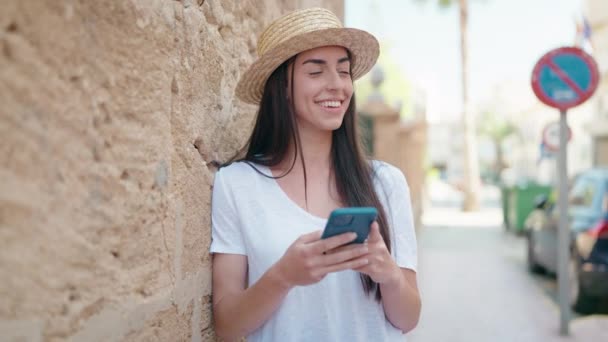 Młoda Latynoska Turystka Uśmiechnięta Pewnie Pomocą Smartfona Ulicy — Wideo stockowe