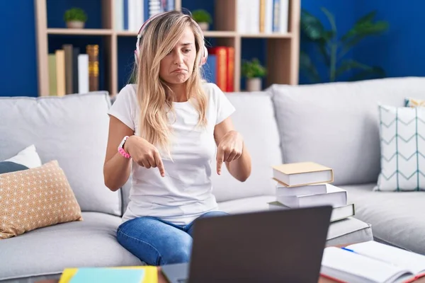 Junge Blonde Frau Studiert Mit Computer Laptop Hause Zeigt Nach — Stockfoto
