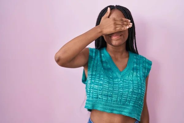 Молодой Африканский Американец Косичками Стоящий Розовом Фоне Улыбаясь Смеясь Закрывая — стоковое фото