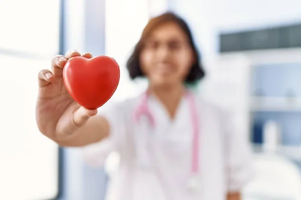 Young Latin Woman Wearing Doctor Uniform Holding Heart Clinic — Stock Photo, Image