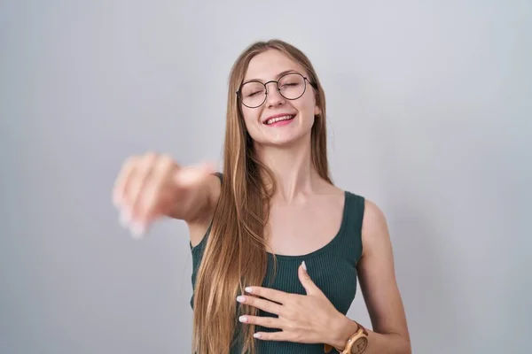 Young Caucasian Woman Standing White Background Laughing You Pointing Finger — Stock Photo, Image