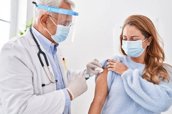 Arzt Mittleren Alters Mit Medizinischer Maske Impft Patientin Klinik — Stockfoto