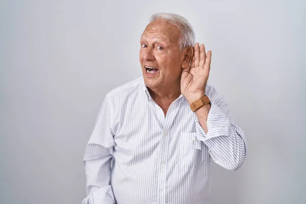 Senior Man Grey Hair Standing Isolated Background Smiling Hand Ear — ストック写真