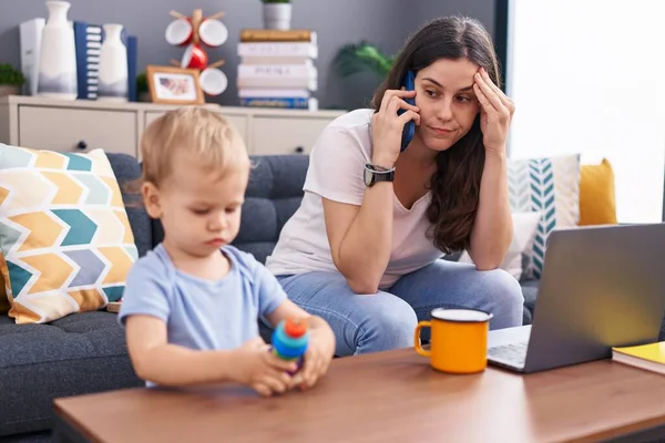 Anne Oğlu Evde Akıllı Telefondan Konuştuklarını Vurguladılar — Stok fotoğraf