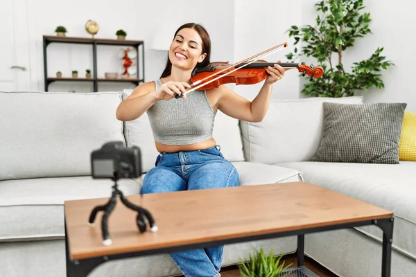 Young Beautiful Hispanic Woman Recording Violin Class Sitting Sofa Home — 图库照片