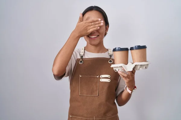 Mujer Hispana Joven Vistiendo Delantal Camarera Profesional Sosteniendo Café Sonriendo —  Fotos de Stock