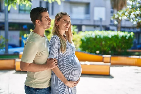 Mann Und Frau Umarmen Sich Und Erwarten Baby Park — Stockfoto