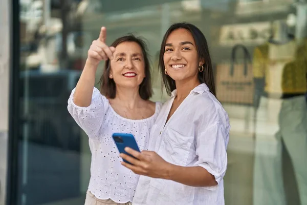 Дві Жінки Мати Дочка Посміхаються Впевнено Використовуючи Смартфон Вулиці — стокове фото
