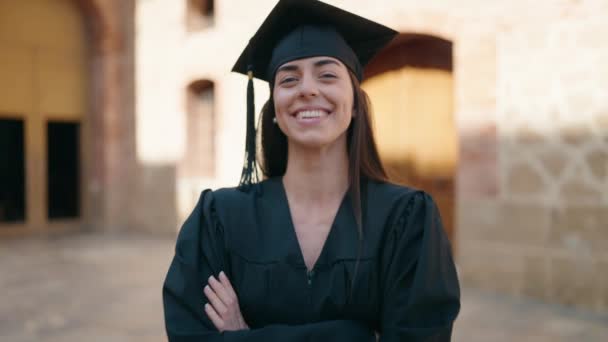 Jonge Spaanse Vrouw Draagt Afgestudeerd Uniform Staande Met Armen Gekruist — Stockvideo
