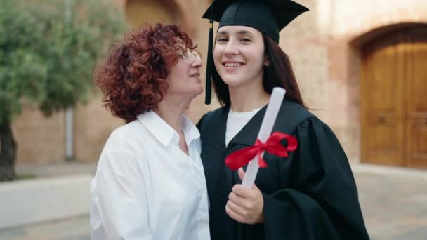 Duas Mulheres Mãe Filha Abraçando Uns Aos Outros Segurando Diploma — Vídeo de Stock