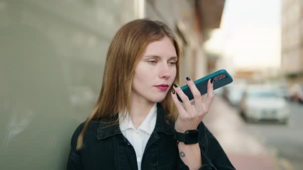 Ung Kaukasisk Kvinna Ler Säker Talar Smartphone Gatan — Stockvideo