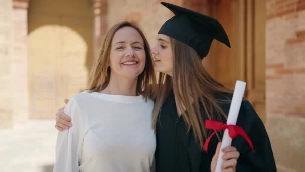 Dwie Kobiety Matka Ukończyła Studia Córka Stojąc Razem Uniwersytecie Kampusie — Wideo stockowe