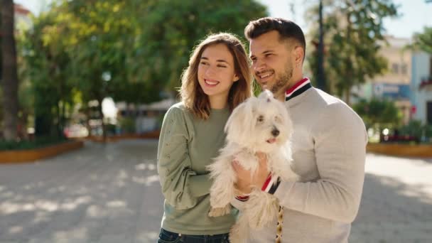 Молода Пара Посміхається Впевнено Тримає Собаку Парку — стокове відео